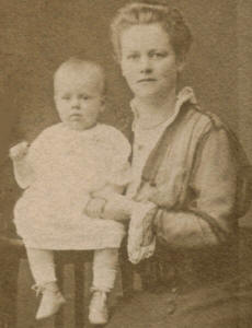 Anna Lehnkering und ihre Tochter Änne 1916